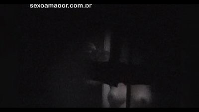 Blondie vin an kasèt yon voyeur nan katye kache dèyè brik kre
